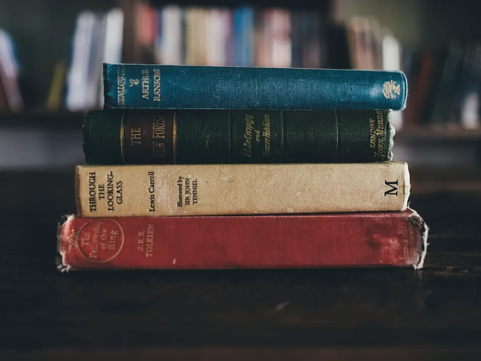 Gestapelte Fachbücher und Unterlagen aus einer Sammlung