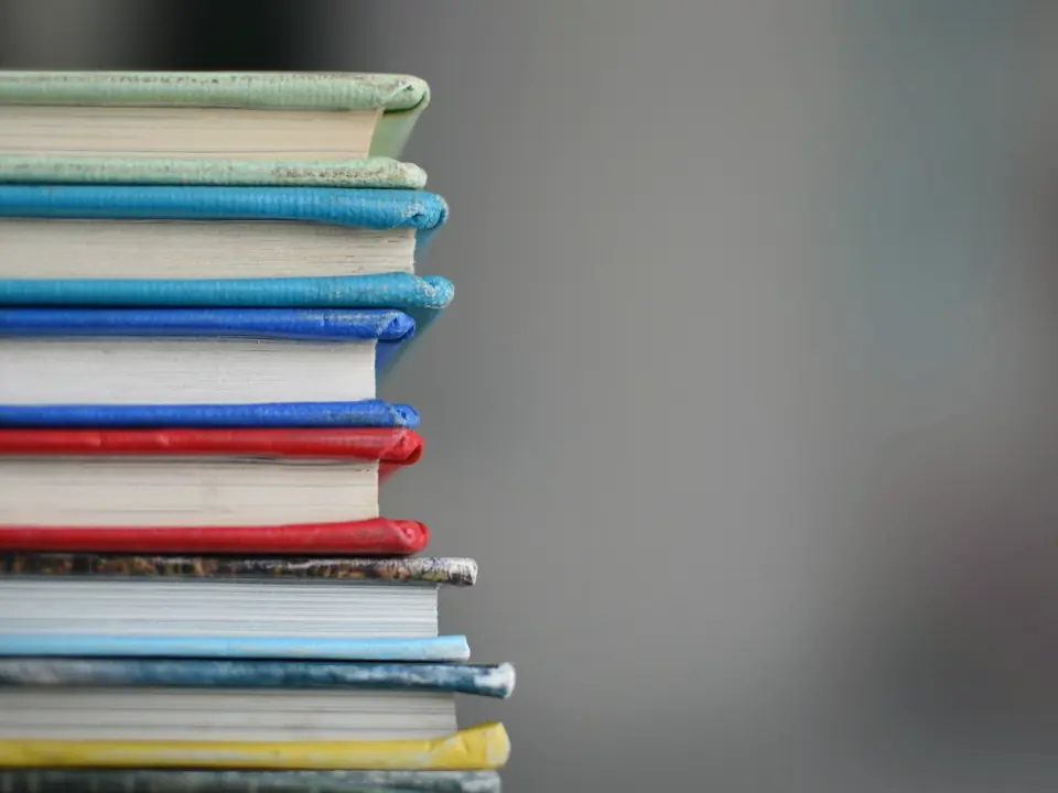 Tische mit gebrauchten Taschenbüchern
